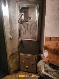 piano cucina  con lavandino e miscelatore