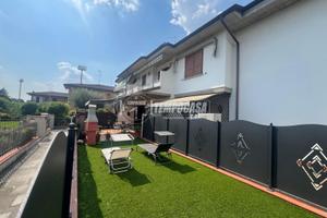 VILLA A SCHIERA CON AMPIO GIARDINO IN ZONA RESIDEN