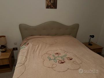 Letto matrimoniale in pelle grigio