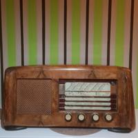 Radio antica a valvole 