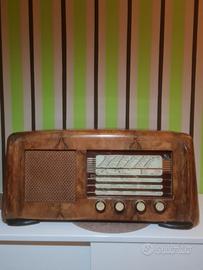 Radio antica a valvole 