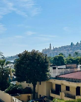 Alloggio a Menton Garavan con doppia vista mare
