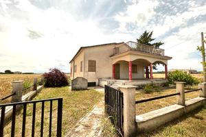 Villino ed annesso terreno - Tinchi di Pisticci