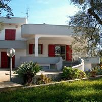 Villa con ampi spazi esterni e parcheggio privato