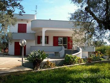 Villa con ampi spazi esterni e parcheggio privato