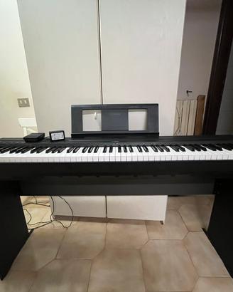 Yamaha P-45 con stand fisso, leggio e pedale