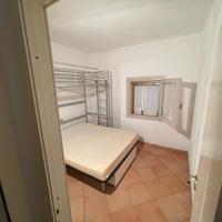 Struttura letto singolo rialzato con materasso