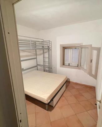 Struttura letto singolo rialzato con materasso