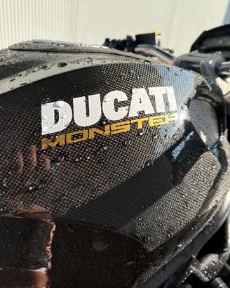 Ducati monster 696