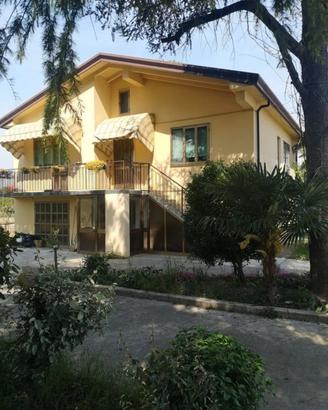 Casa singola con giardino a 1 km dall'aeroporto
