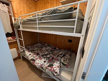 Letto a castello in metallo e relativi materassi