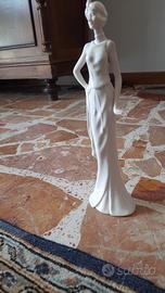 Statuina Donna Elegante in Porcellana Bianca