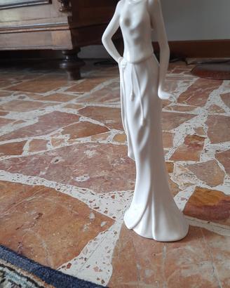 Statuina Donna Elegante in Porcellana Bianca