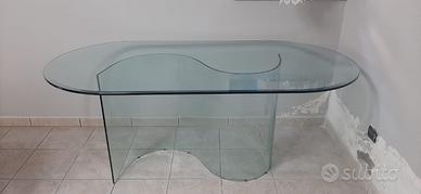 Tavolo con desing in cristallo