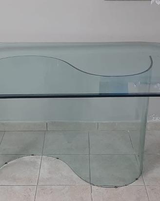 Tavolo con desing in cristallo