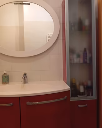 Mobili e specchiera per bagno