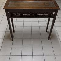 consolle in legno con vetro su ripiano