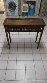 consolle in legno con vetro su ripiano