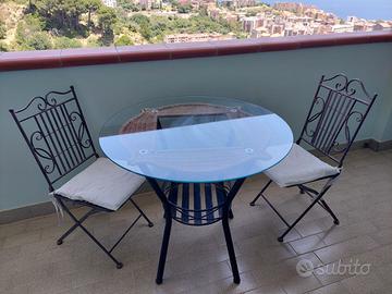 Tavolo rotondo con 4 sedie