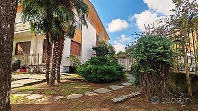 Villa di 402 m² con più di 5 locali e box auto a V