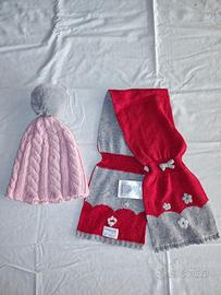 Cappellino di lana fatto a mano e sciarpa 