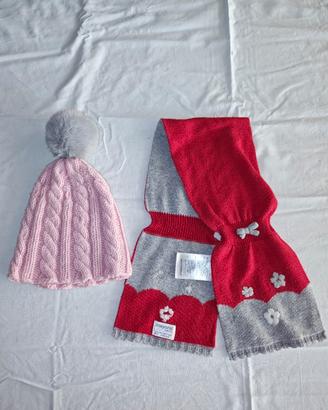 Cappellino di lana fatto a mano e sciarpa 