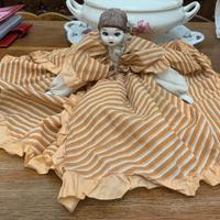 Bambola in ceramica con ampio vestito