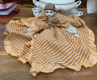 Bambola in ceramica con ampio vestito