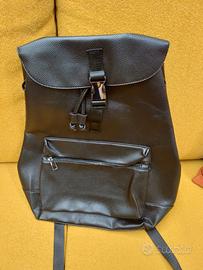 Zaino nero in similpelle