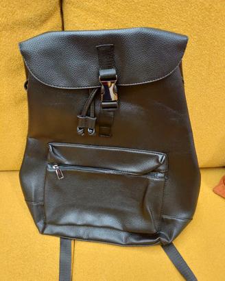 Zaino nero in similpelle