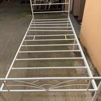 letto singolo in ferro con materasso