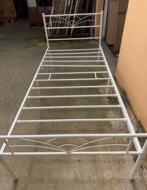 letto singolo in ferro con materasso