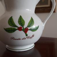 Caraffa in porcellana bianca decorata. Nuova.