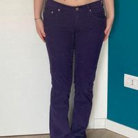 Pantaloni in velluto di colore viola brillante