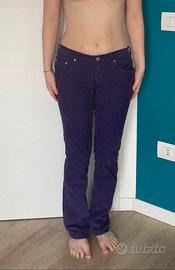 Pantaloni in velluto di colore viola brillante