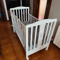 lettino con sponde e vari set lenzuola e piumoni 