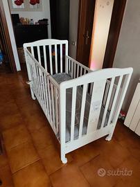 lettino con sponde e vari set lenzuola e piumoni 