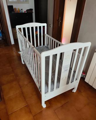 lettino con sponde e vari set lenzuola e piumoni 