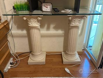 Coppia di colonne decorative in stile corinzio