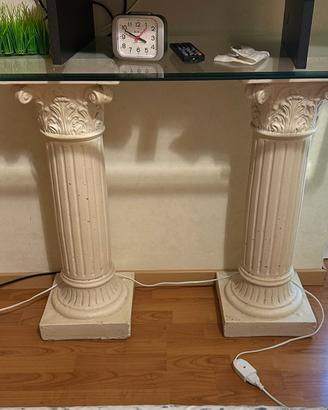 Coppia di colonne decorative in stile corinzio