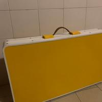 Tavolo pieghevole con sedie da picnic