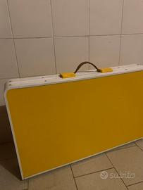 Tavolo pieghevole con sedie da picnic