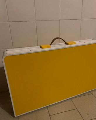 Tavolo pieghevole con sedie da picnic