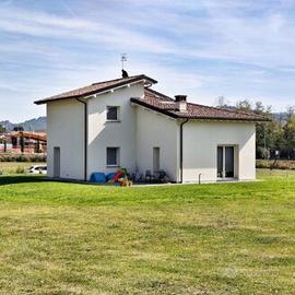 Casa Singola con Ampio Giardino, B/913