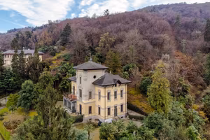 Villa di 800 m² con più di 5 locali e box auto a S