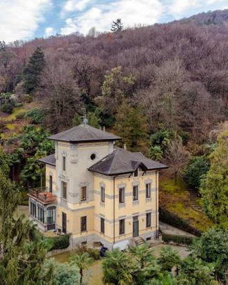 Villa di 800 m² con più di 5 locali e box auto a S