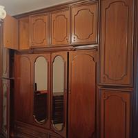 Camera da letto matrimoniale classica in legno.