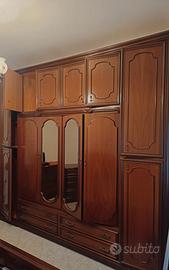 Camera da letto matrimoniale classica in legno.