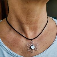 collana con ciondolo floreale in acciaio inox
