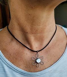 collana con ciondolo floreale in acciaio inox